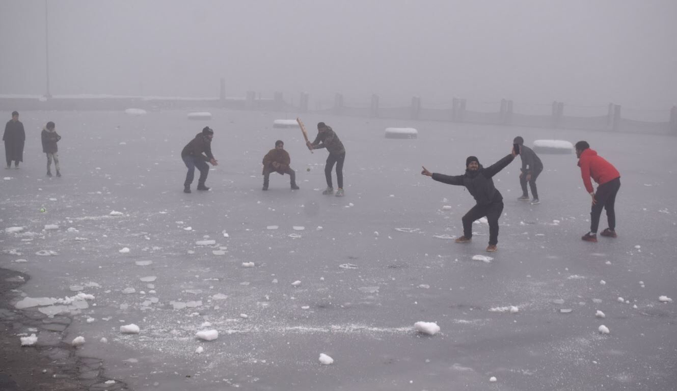 In Photos: Kashmir's Dal Lake Freezes, Becomes a Playground for Walks ...